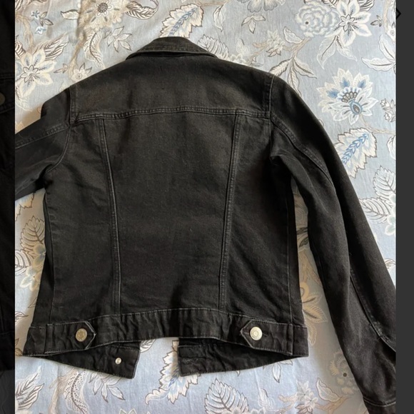 ZARA Little black denim jacket to go with everything! ZARA - Picture 4 of 7